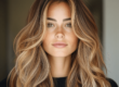 Balayage mechas rubias en pelo castaño