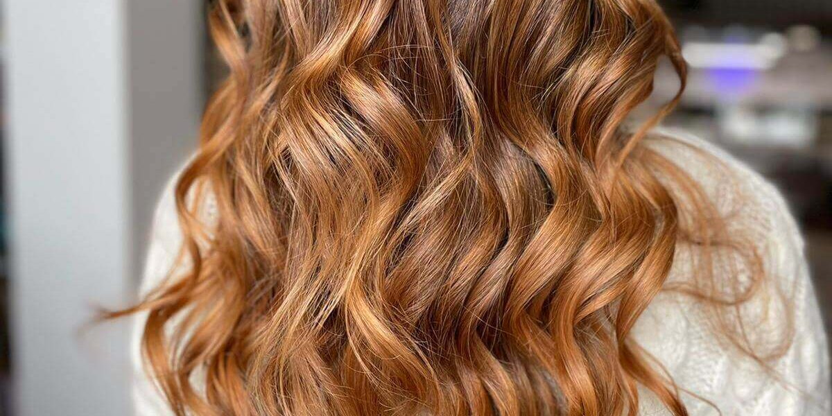 Cabello largo y ondulado, color cálido.