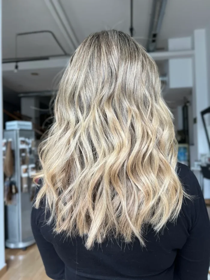 Peluquería en Oviedo 1 Balayage rubio platino con ondas hecho en Fermín Peluqueros, Oviedo