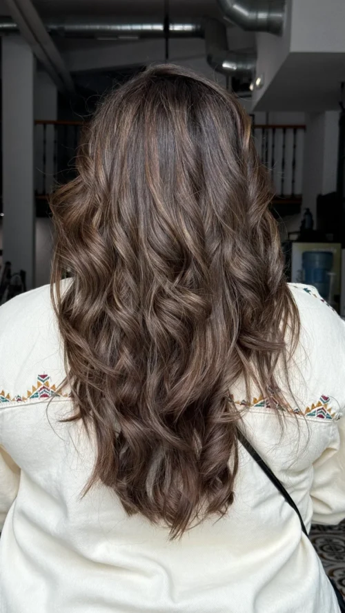 Peluquería en Oviedo 2 Castaño con reflejos y ondas en Fermín Peluqueros, Oviedo